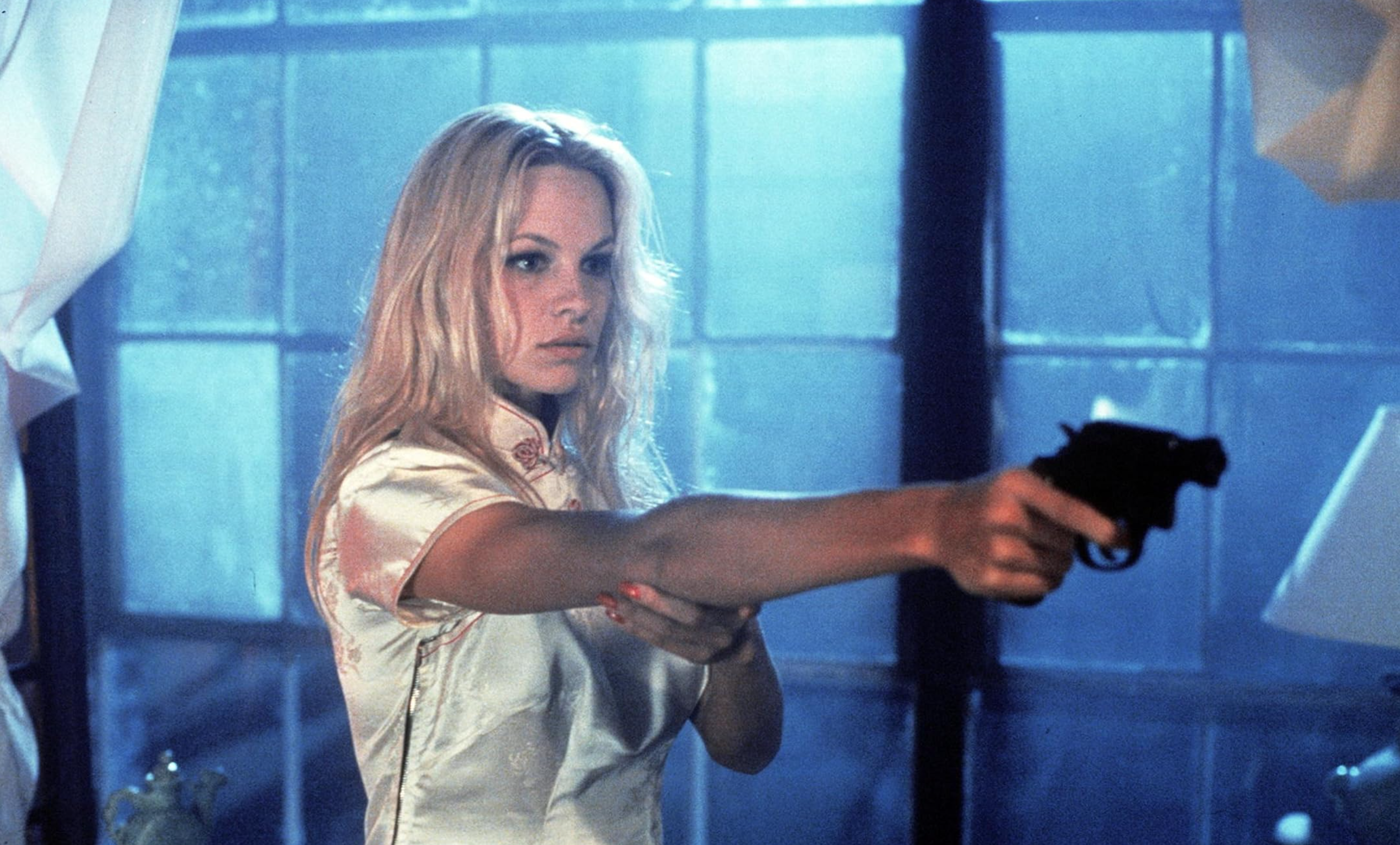 Felicity draws the revolver
